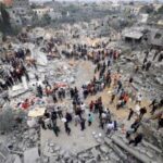 أعلنت وزارة الصحة في قطاع غزة استشهاد 59 فلسطينيا وإصابة 208 آخرين خلال الـ24 ساعة الماضية، جراء غارات وقصف إسرائيلي على مناطق متفرقة من القطاع. وأشارت الوزارة في التقرير الإحصائي اليومي لعدد الشهداء والجرحى جراء العدوان الإسرائيلي على القطاع، إلى أنه لا يزال عدد من الشهداء تحت الركام وفي الطرقات، حيث تعجز طواقم الإسعاف والدفاع المدني عن الوصول إليهم. وأكدت الوزارة ارتفاع حصيلة العدوان إلى 57,882 شهيد و138,095 إصابة منذ 7 تشرين الأول 2023.