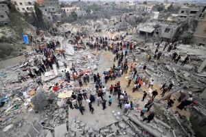 أعلنت وزارة الصحة في قطاع غزة استشهاد 59 فلسطينيا وإصابة 208 آخرين خلال الـ24 ساعة الماضية، جراء غارات وقصف إسرائيلي على مناطق متفرقة من القطاع. وأشارت الوزارة في التقرير الإحصائي اليومي لعدد الشهداء والجرحى جراء العدوان الإسرائيلي على القطاع، إلى أنه لا يزال عدد من الشهداء تحت الركام وفي الطرقات، حيث تعجز طواقم الإسعاف والدفاع المدني عن الوصول إليهم. وأكدت الوزارة ارتفاع حصيلة العدوان إلى 57,882 شهيد و138,095 إصابة منذ 7 تشرين الأول 2023.